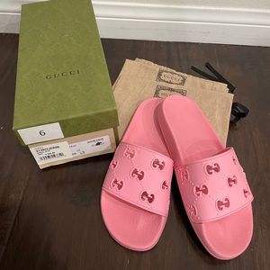 Gucci GG Logo Rubber Pool Slides - Pink